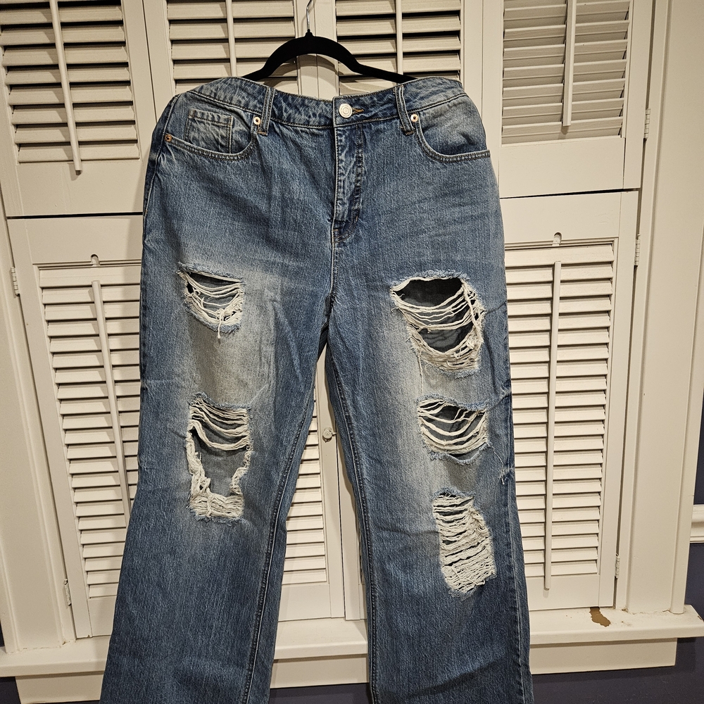 Casual Distressed Boyfriend Jeans in Classic Blue